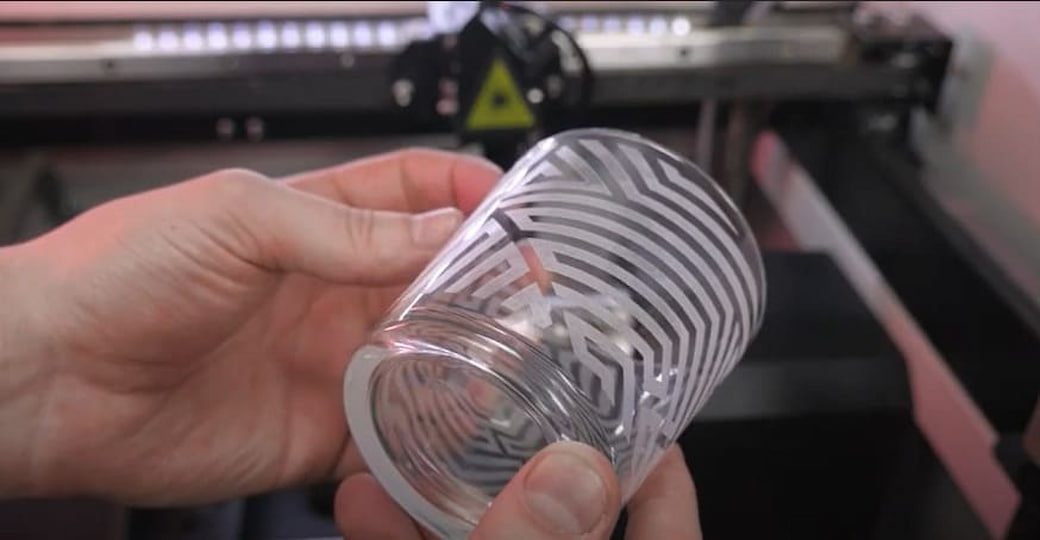 Лазерная гравировка стекла услуга